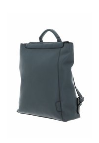 Sac à dos en cuir gris à texture lisse, forme rectangulaire, poignée supérieure, sangle réglable et détail de couture sur le panneau latéral.