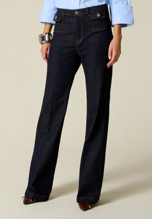 Oltre, JEANS FLARE CON TASCHE A PATTA - Vaqueros a campana - blu