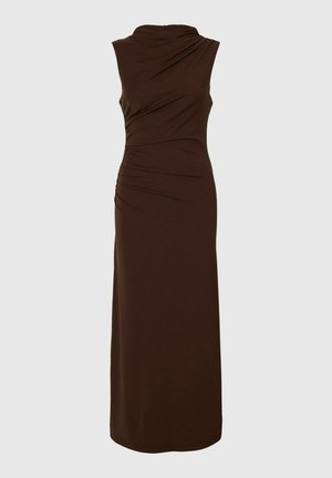 Robes maxi sans manches de couleur marron foncé avec un col montant et des détails de fronces sur les côtés sur un fond uni.