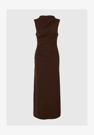 Melnā brūnā bezpiedurkņu maksi kleita ar augstu dekoltē un sānu rušināšanas detaļām uz vienkārša fona.