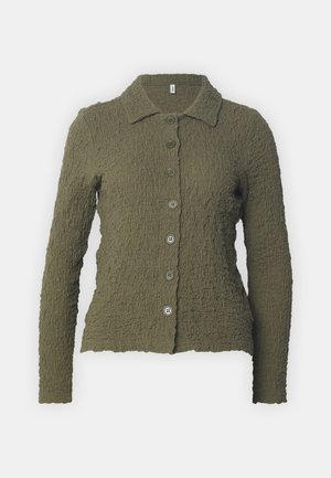 Oliven grønn langermet cardigan med teksturert stoff, krage og seks frontknapper. Har en litt cropped passform.