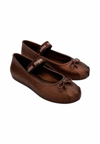 Brązowe baletki z brokatem, z zaokrąglonym noskiem, akcentem w postaci kokardki i paskiem. Wykonane z elastycznego materiału dla wygody i łatwości noszenia.