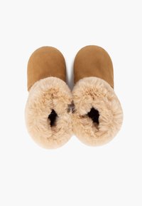 Beige ruskindstøfler med blød, lysebrun kunstpelskant. Rund form med åbne toppe, der fremhæver en blød tekstur og et hyggeligt design.