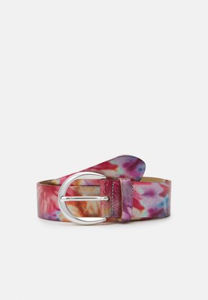 Ceinture en cuir avec boucle ovale en argent au motif tie-dye présentant des nuances de rouge, violet, bleu et orange, affichée sur fond blanc.