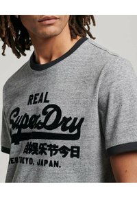 Superdry & Co TONAL VINTAGE LOGO  - T-shirt con stampa - surplus jetter charcoal grit jet black