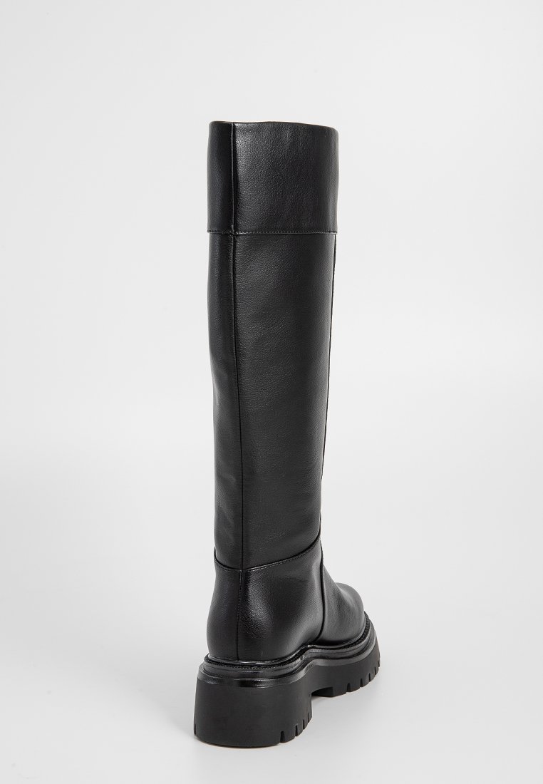 Schwarze knielange Stiefel aus Leder mit einem schlanken Design, runder Spitze, dicker Sohle und minimalen Steppdetails.