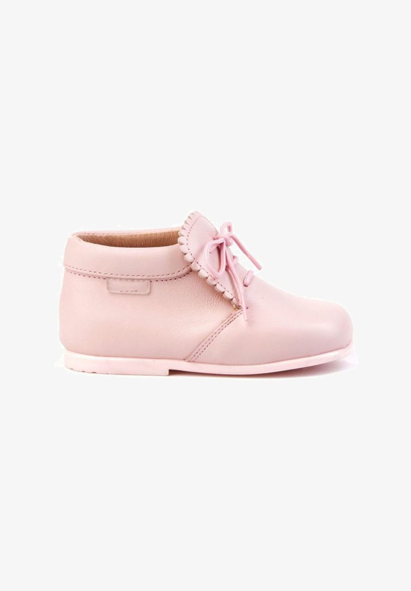 Bota de cuero rosa para tobillo con punta redonda, borde festoneado y un detalle de lazo. Textura suave y suela plana de goma.