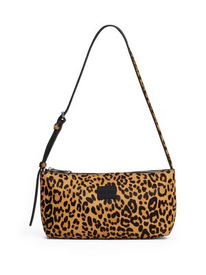 Bolso de mano con estampado de leopardo y cierre de cremallera, con una correa de cuero negro y una pequeña placa de logo. Diseño texturizado y redondeado en tonos marrón y negro.