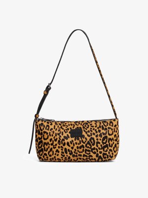 Sac à main en imprimé léopard avec fermeture éclair, doté d'une bandoulière en cuir noir et d'une petite plaque logo. Design arrondi texturé en beige et noir.