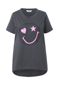 T-shirt en coton gris à manches courtes, ornée d'un grand motif de visage souriant léopard noir, souligné par un cœur rose et une étoile.