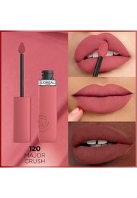 Rouge à lèvres liquide L'Oréal au fini mat, teinte 120 Major Crush, avec un embout applicateur doux. Montre différentes applications de couleur sur les lèvres en trois sections.