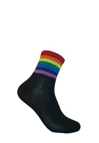 Svart ankelsocka med ribbade röd, orange, gul, grön, blå och lila ränder upptill. Mjukt material, slät textur och åtsittande form.