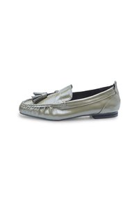 Mocassin en cuir vert olive avec des franges sur le dessus, des détails de couture et un petit talon noir, présenté de côté sur un fond blanc.