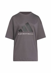 Šedé tričko s krátkym rukávom a okrúhlym výstrihom, s veľkým čiernym logom a slovom "BASKETBALL" v bielej farbe pod logom.