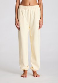 PAULA - Verryttelyhousut - mellow yellow