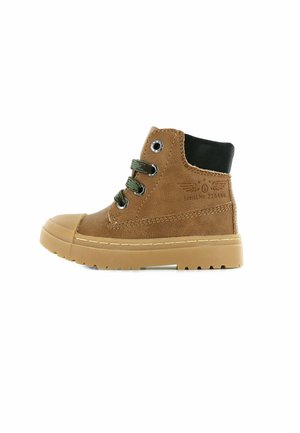 Braune Leder-Halbschuhe mit olivgrünen Schnürsenkeln, Gummikappe und strukturiertem schwarzen Kragen. Verfügt über geprägte Details und eine robuste Sohle.