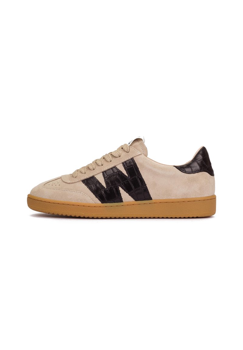 Zapatillas de ante en beige con acentos en relieve de cocodrilo negro. Presentan una puntera redonda, diseño de cordones y suela de goma.
