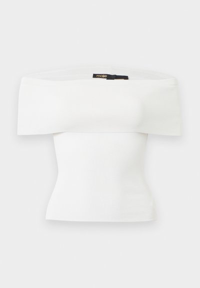 Top blanc en maille côtelée à épaules dénudées avec un large décolleté et une taille ajustée, présenté sur un fond clair uni.