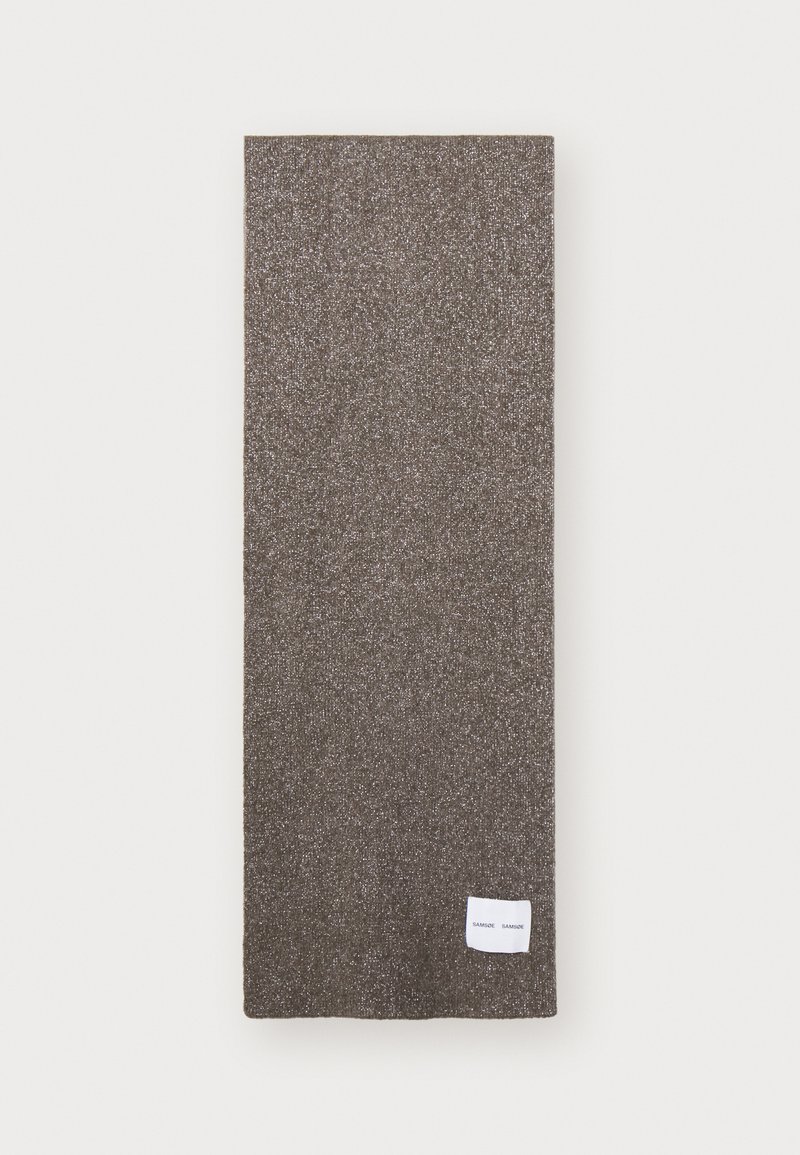 Brunt texturerat tyg med en skimrande yta, rektangulär form, och en liten vit etikett längst ner. Lämplig för olika användningsområden.