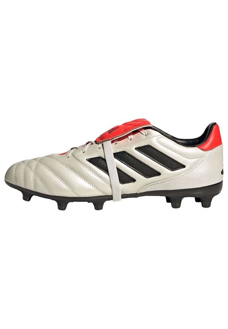 Zapatilla de fútbol gris claro con rayas negras, detalles rojos, parte superior de cuero, superficie texturizada y clavos moldeados para tracción.