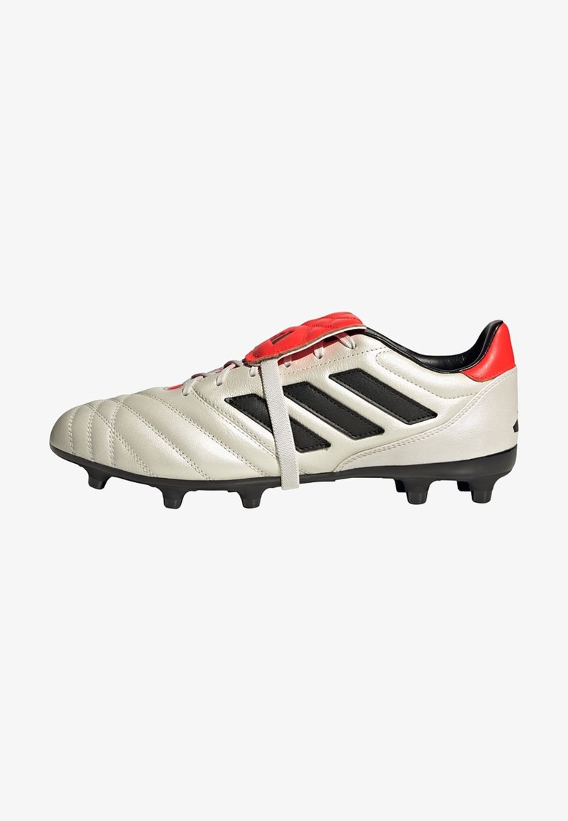 Chaussures de soccer gris clair avec des rayures noires, des accents rouges, tige en cuir, surface texturée et crampons moulés pour une meilleure traction.