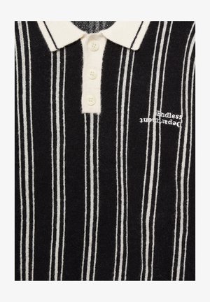Črno-bela polo majica z navpičnimi črtami, ki ima klasičen ovratnik, ploskev s tremi gumbi in subtilen vezen napis na prsnem delu.