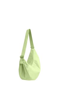 Borsa hobo in tessuto verde chiaro con forma curva, tracolla regolabile e hardware minimale. Texture liscia, design semplice.