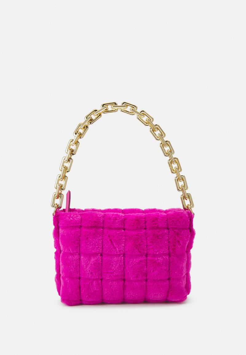 Sac à main en fausse fourrure matelassée rose vif avec une poignée chaîne dorée épaisse sur fond blanc.