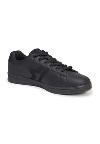 Scarpe atletiche nere realizzate in materiale sintetico. Presentano lacci piatti, un colletto imbottito, dettagli testurizzati e una suola in gomma con minimo battistrada.