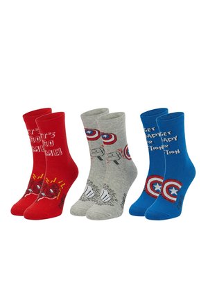 Trois paires de chaussettes à thème Marvel : rouges avec le texte et le visage de Spider-Man, grises avec le marteau et le bouclier de Thor, bleues avec le bouclier et le texte de Captain America.