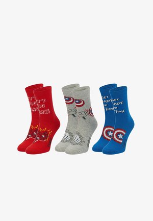 Tre paia di calzini a tema Marvel: rossi con testo e volto di Spider-Man, grigi con il martello e lo scudo di Thor, blu con lo scudo e il testo di Captain America.