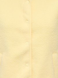 Crèmekleurig fleecevest met een gestructureerd oppervlak, drukknopen en contrasterende bies langs de randen.