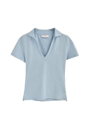 Lichtblauwe poloshirt van katoen. Heeft een V-hals, korte mouwen en een klein geborduurd logo op de borst. Zachte textuur.