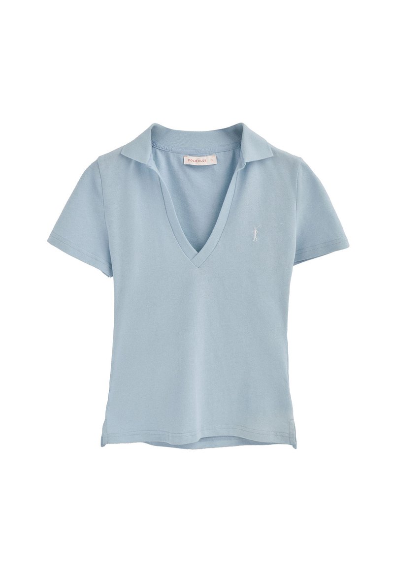 Chemise polo de couleur bleu clair en coton. Elle possède un col en V, des manches courtes et un petit logo brodé sur la poitrine. Texture douce.