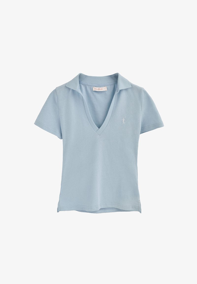 Chemise polo de couleur bleu clair en coton. Elle possède un col en V, des manches courtes et un petit logo brodé sur la poitrine. Texture douce.