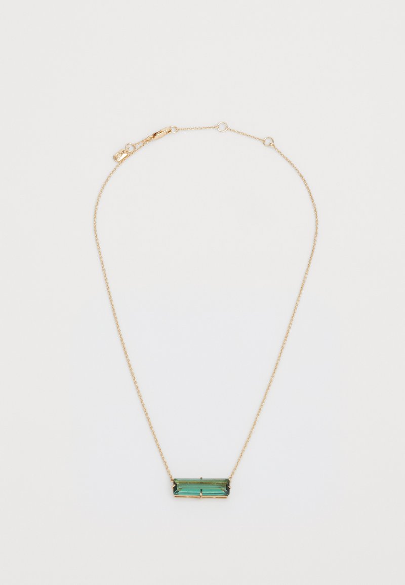 Zlatý řetízek s náhrdelníkem, který disponuje obdélníkovým přívěskem se zeleným kamenem a černými akcenty, přičemž se vyznačuje hladkým povrchem a čistými liniemi.