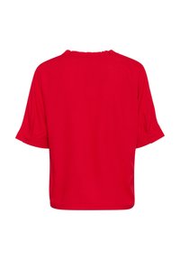 Top corto rosso a maniche corte con colletto arricciato e risvolti, realizzato in tessuto morbido con una texture liscia e senza motivi visibili.