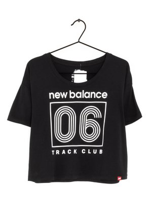 Czarny bawełniany T-shirt z krótkim rękawem, ozdobiony białym nadrukiem z napisami "new balance", "06" i "TRACK CLUB". Gładka tekstura, dekolt okrągły.