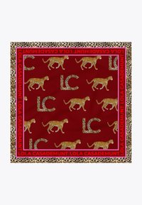 Sidenhalsduk med en vinröd bakgrund som har gyllene leoparder och initialerna "LC". Kanterna är utsmyckade med en beige leopardtryck och djärva rosa kanter.