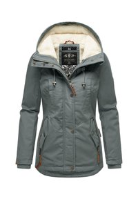 Szürke szigetelt dzseki műszőrme béléssel, cipzárral és patenttal záródik, két elülső zsebe van, állítható kapucni, valamint bőr részletekkel rendelkezik.