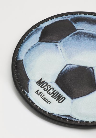 Mustast ja sinisest ringikujulisest rahakotist, millel on jalgpallimuster. Servas on äärestamine ja põhjale on trükitud "Moschino Milano".