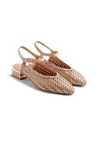 Chaussures slingback tissées de couleur tan avec un bout pointu, une sangle à la cheville avec boucle et un petit talon carré. Surface texturée avec des découpes.