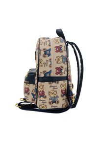 Rucsac bej cu imprimeu de urs, dotat cu două bretele ajustabile, o buzunar frontal și accente bleumarin. Suprafață texturată și accesorii aurii.