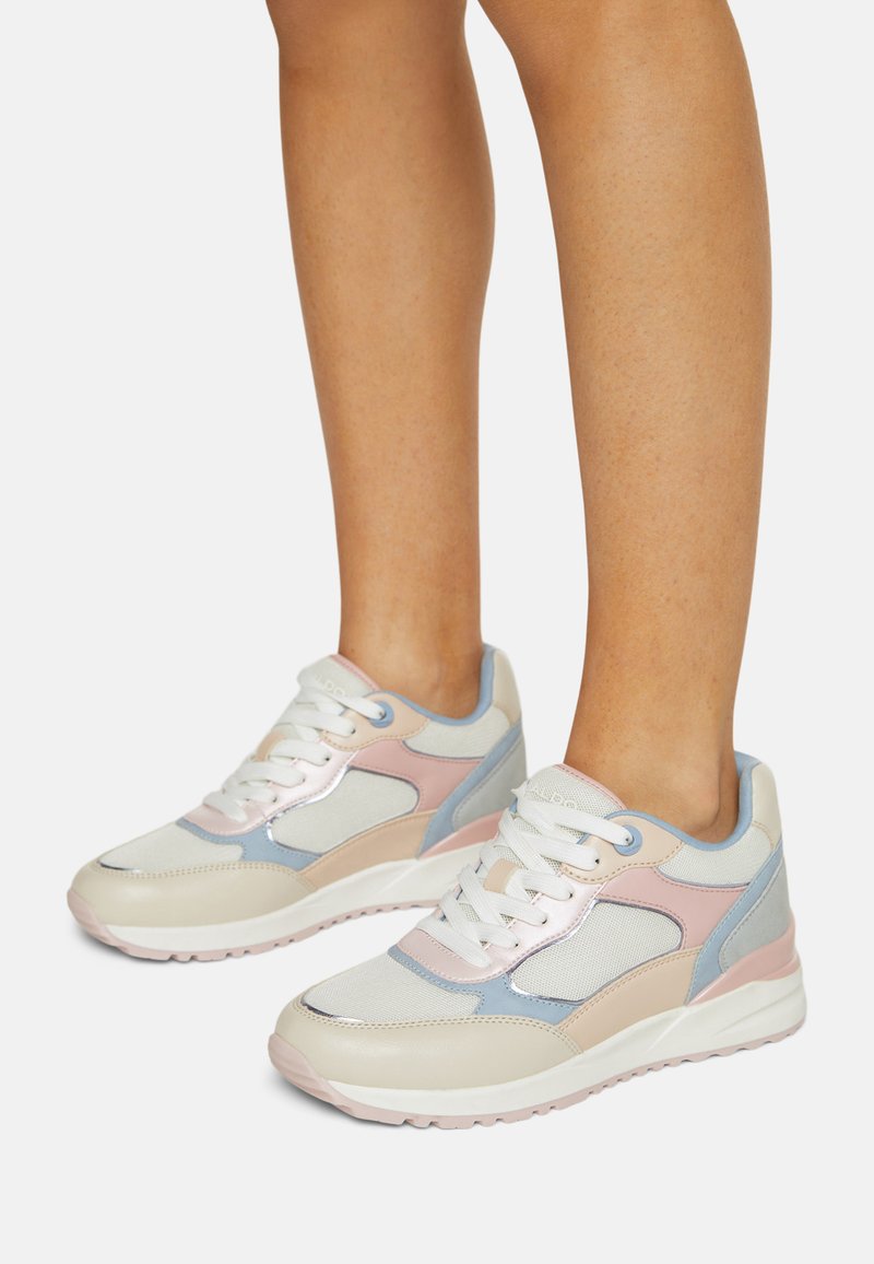 Sneaker sportive con un mix di materiali rosa pastello, blu e crema, con pannelli in rete e una suola in gomma testurizzata.