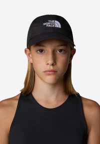Gorra de béisbol negra hecha de material duradero con el logotipo bordado en blanco de The North Face en la parte frontal. Diseño sencillo, sin detalles adicionales.