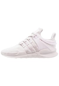 Vita sportskor med ett texturerat meshöverdrag, syntetiska accenter, snörningssystem och en distinkt tre-stripes-design på sidan.