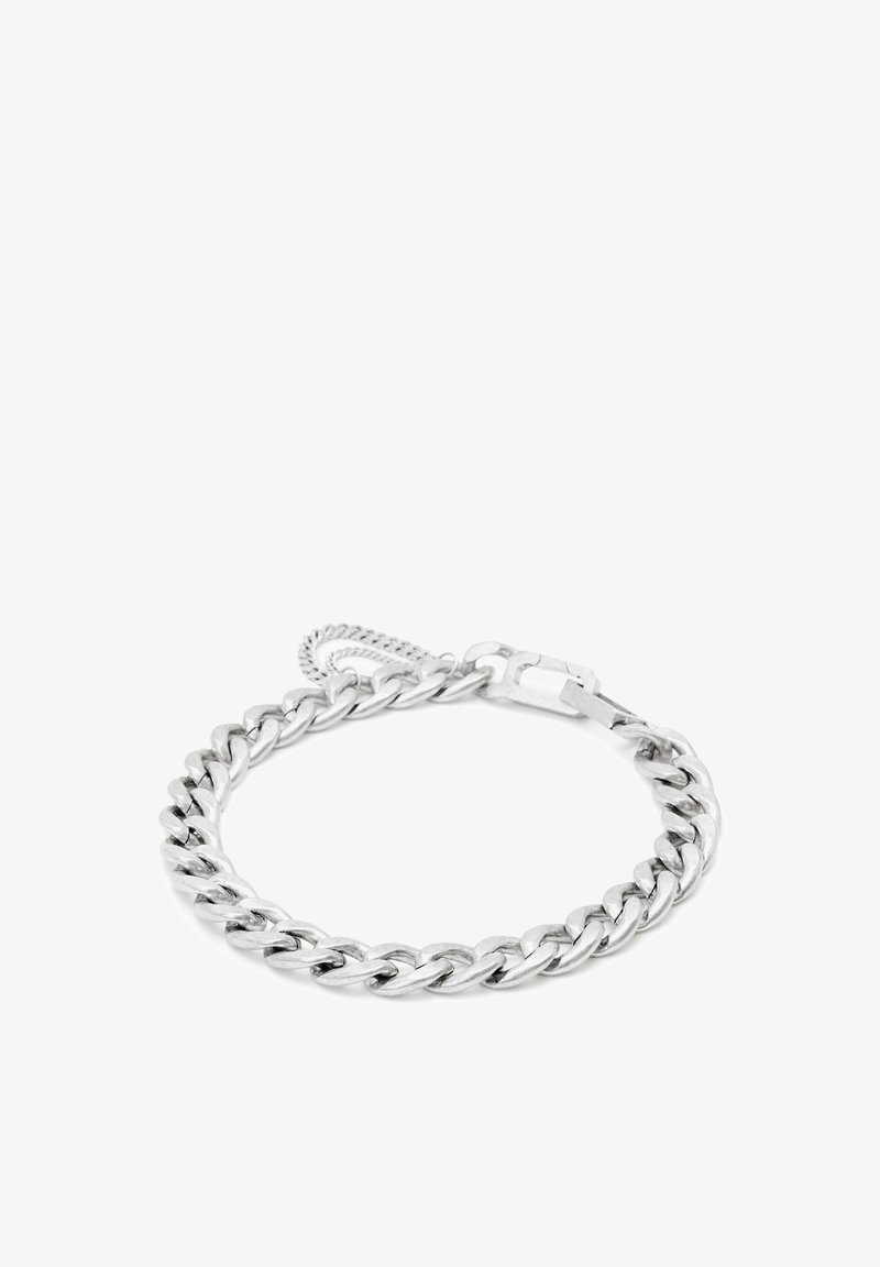 Sølv kædearmbånd med sammenflettede led, glat overflade og en sikker lås. Enkel design med en poleret finish.