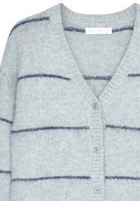 Hellgrauer Cardigan mit marineblauen Streifen, ausgestattet mit einem V-Ausschnitt, gerippten Bündchen und fünf Knöpfen auf der Vorderseite. Weiches, strukturiertes Strickmaterial.