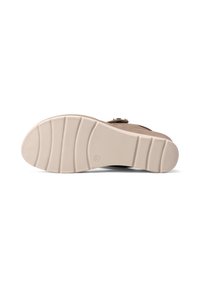 Scarpa marrone con una suola in gomma beige caratterizzata da scanalature e una superficie liscia, progettata per comfort e aderenza. Accentuata da una fibbia metallica.
