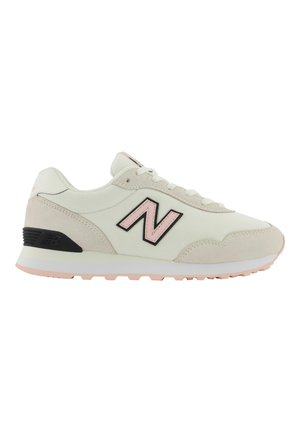 Biały i beżowy sneaker New Balance z różowym logo N, białymi sznurówkami i jasnoróżową podeszwą, pokazany z boku na białym tle.